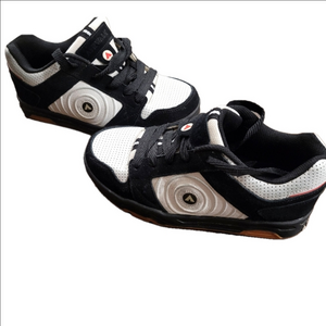 Airwalk Vintage Black and White Sneakers Size 7